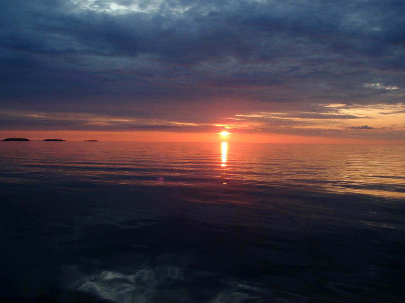 Auringonlasku merellä,aurinko,auringonlasku,meri,ranta,vene,maisema,taustakuva